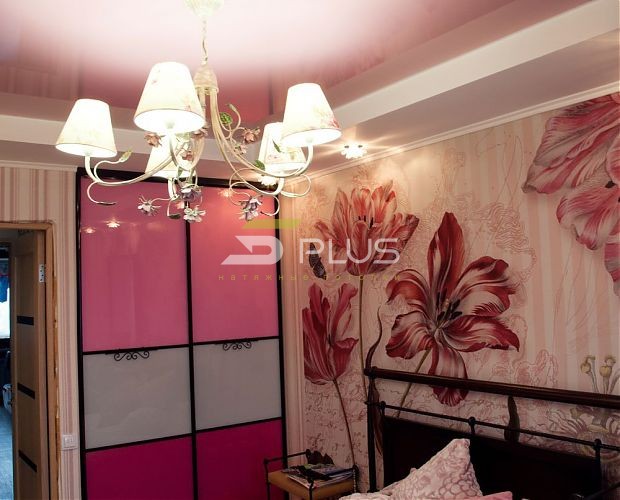 Натяжна стеля у спальні з квітами | Портфоліо 5Plus