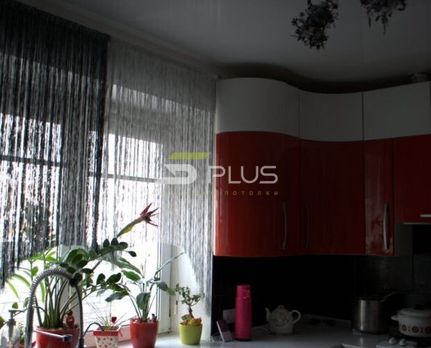 Натяжна стеля на кухні з їдальнею | Портфоліо 5Plus