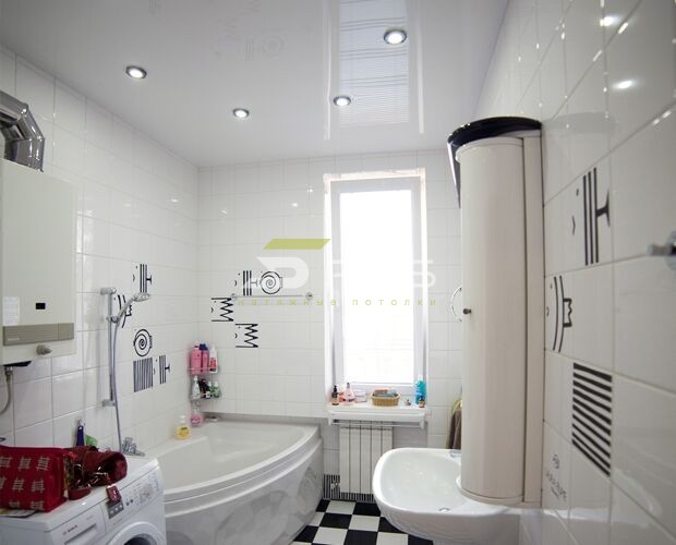 Натяжна стеля у біло-чорній ванній | Портфоліо 5Plus