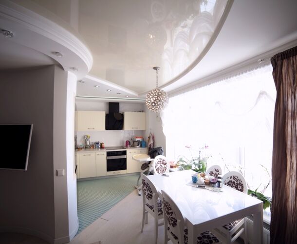 Утонченный натяжной потолок для кухни-гостиной | Портфолио 5Plus | Киев ⋆ Днепр ⋆