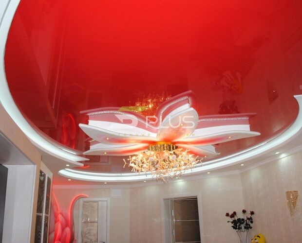 Яскраво-червона натяжна стеля у вітальні | Портфолио 5Plus