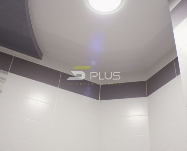  Натяжна стеля у біло-сірій ванній | Портфоліо 5Plus