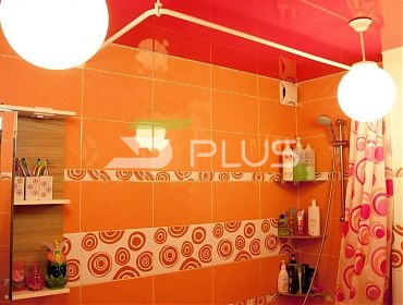 Красный натяжной потолок в ванной - Фото 5plus ракурс 1