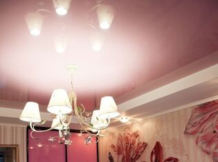 Простой натяжной потолок розовый