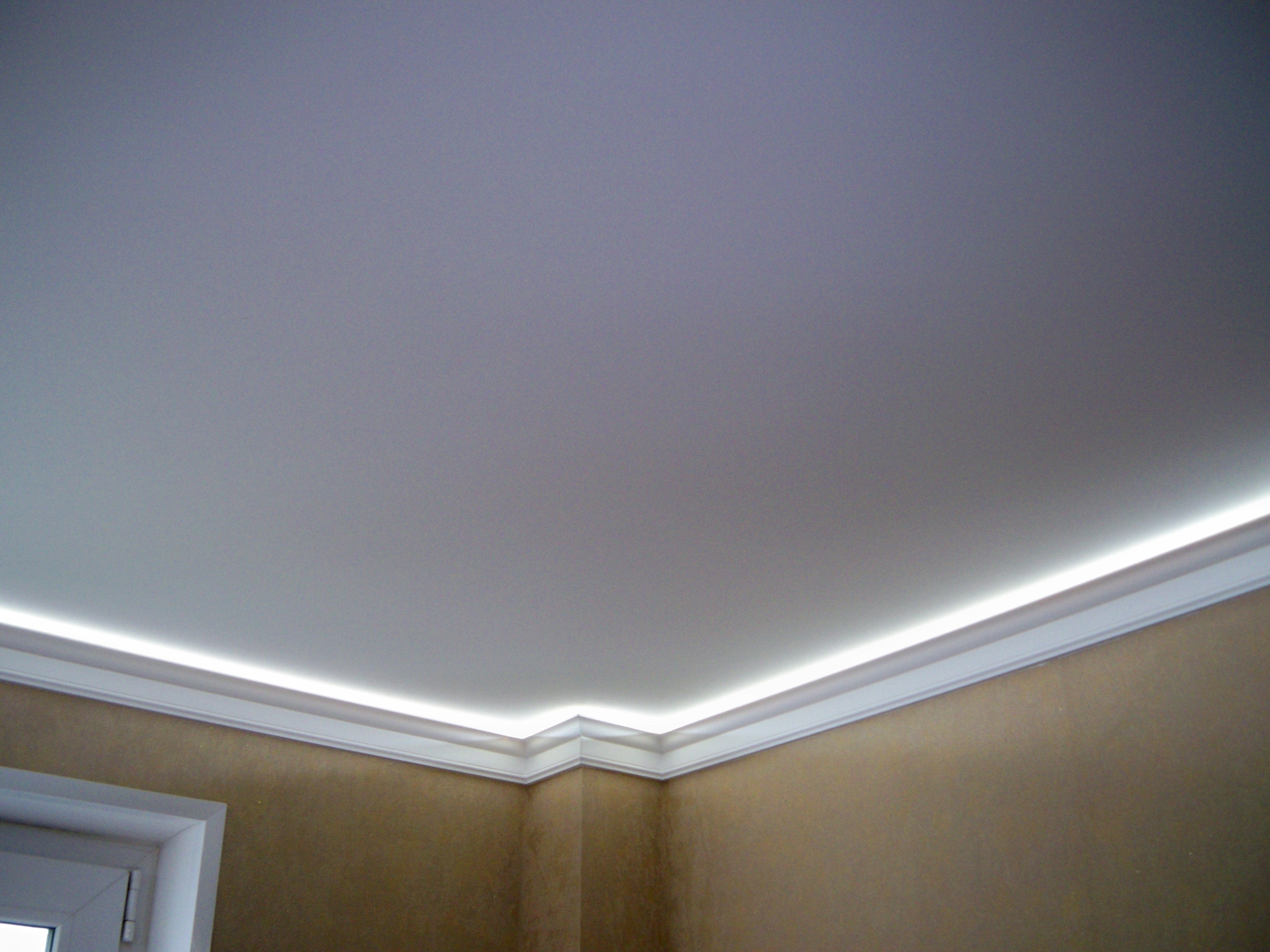 Купить матовые потолки. Потолок с подсветкой. Подвесной потолок с подсветкой. Матовый потолок с подсветкой. Матовый натяжной потолок с подсветкой.