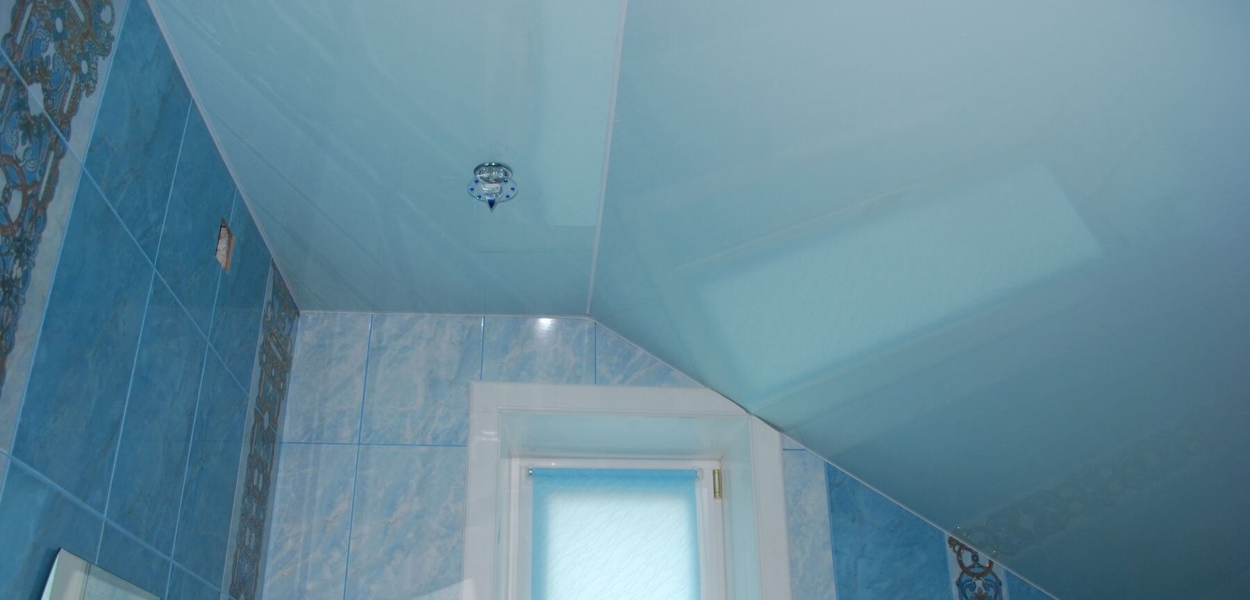 натяжной потолок в ванную плюсы и минусы