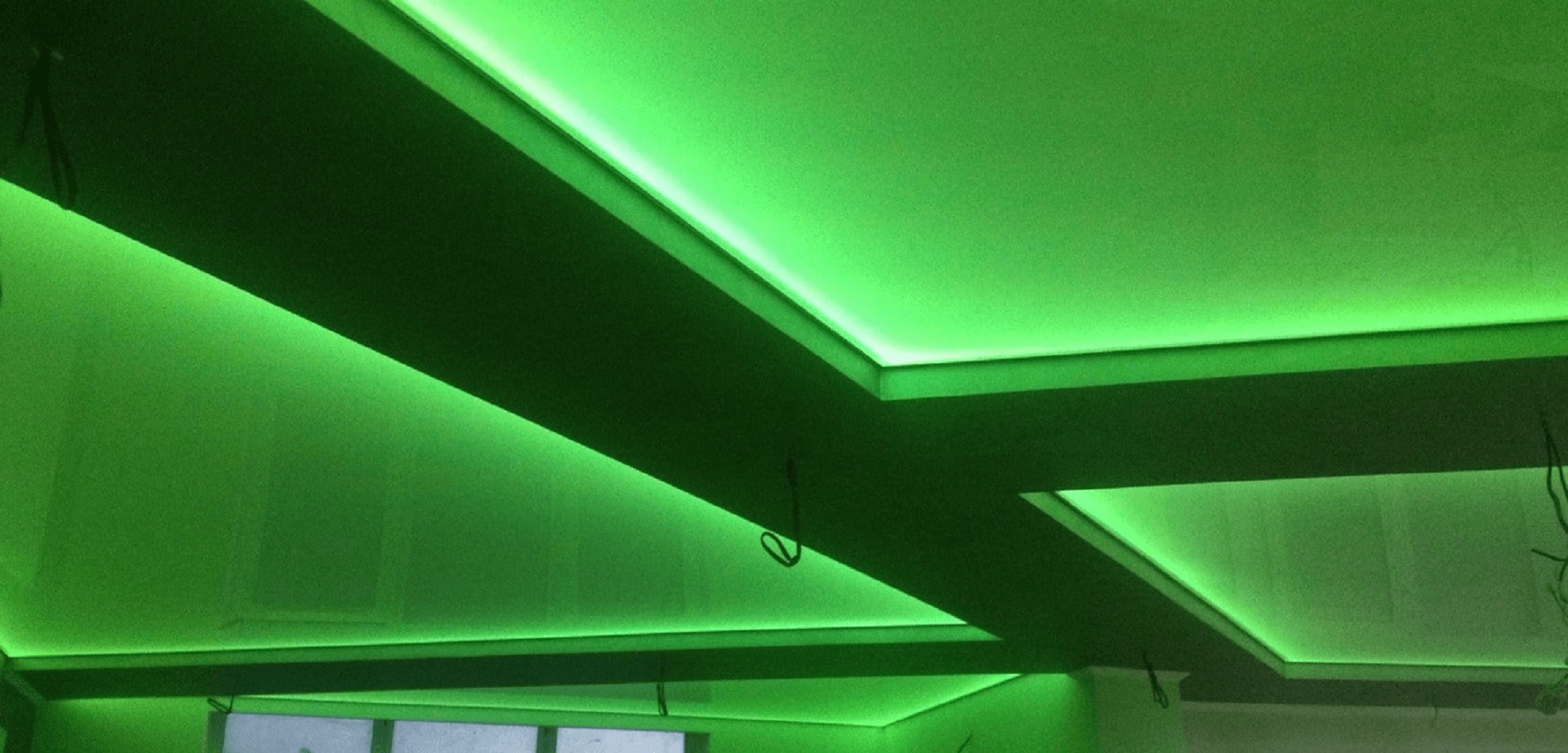 Подсветить зеленым. Натяжные потолки с подсветкой. Зеленый потолок. Зеленый натяжной потолок. Салатовый потолок.